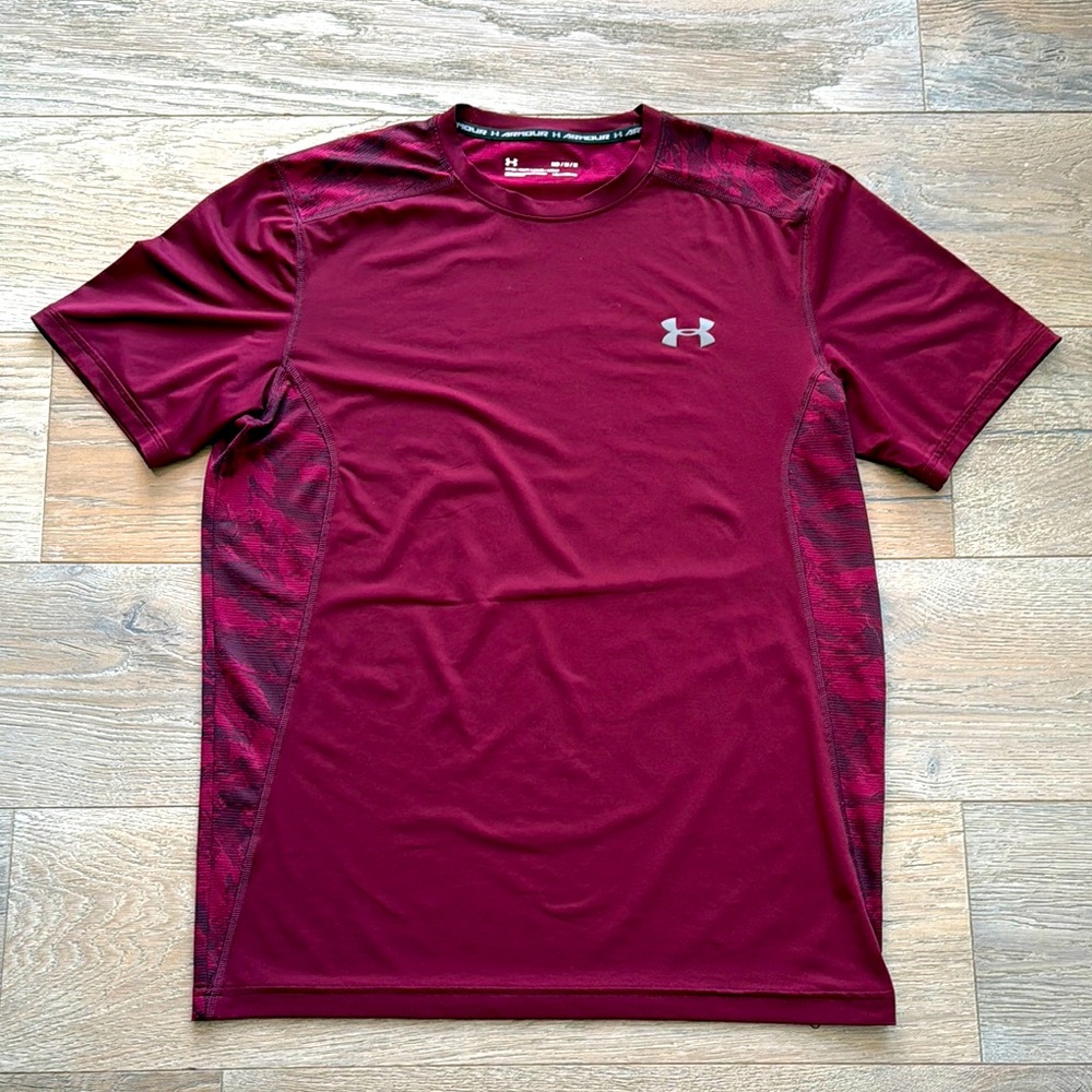 Under Armour HeatGear Fitted Red/Black Camo Pattern Short Sleeve Mesh Back T-M